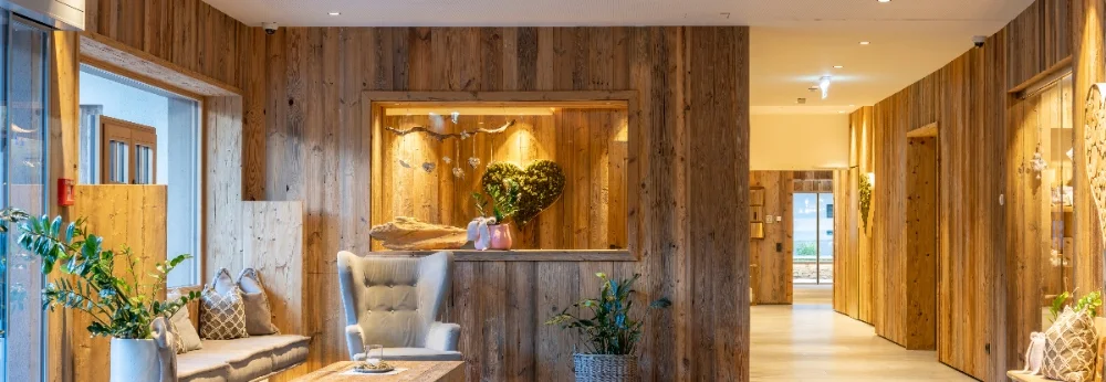 Einladender Empfangsbereich mit Holzwänden und Sesseln